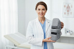 Natürlicher Orthopäde mit Kniebandage